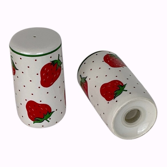 Vintage Strawberry Print Salt and Pepper Shakers Ceramic Set Collectible 1970’s - Picture 4 of 16